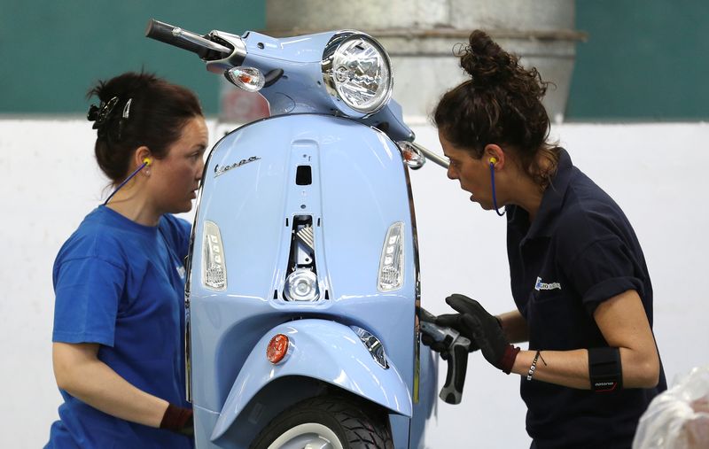 &copy; Reuters. Due operaie lavorano ad una Vespa Primavera scooter nello stabilimento Piaggio di Pontedera. 19 aprile 2018.  REUTERS/Alessandro Bianchi