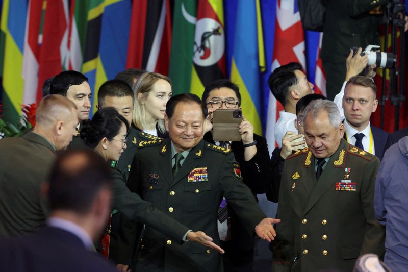 &copy; Reuters. El vicepresidente de la Comisión Militar Central de China, Zhang Youxia, y el ministro de Defensa ruso, Sergei Shoigu, llegan al Foro Pekín Xiangshan en Pekín, China, el 30 de octubre de 2023. REUTERS/Florence Lo