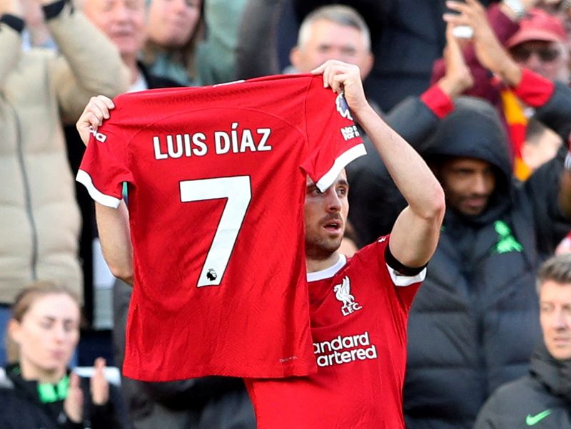 &copy; Reuters. Diogo Jota mostra camisa em apoio a Luis Díaz ao comemorar gol do Liverpool
 29/10/2023   REUTERS/Scott Heppell