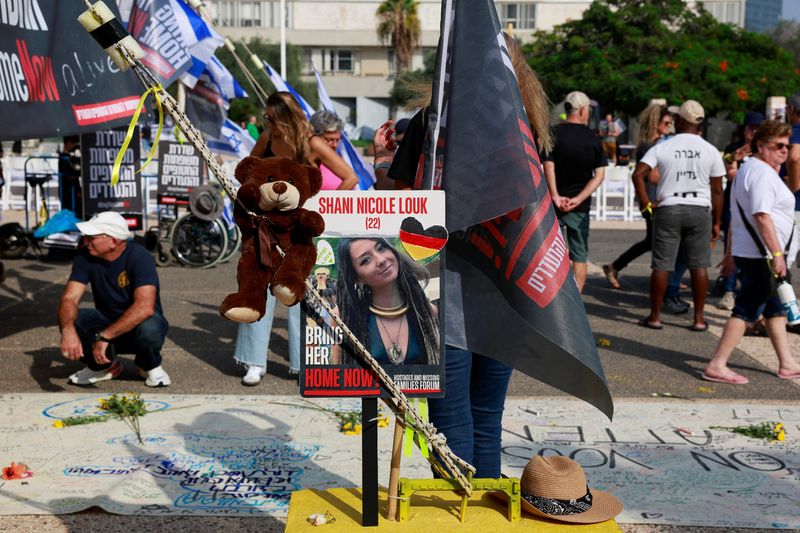 &copy; Reuters. صورة للألمانية الإسرائيلية شاني نيكول لوك (التي توفيت) في لائحة خلال مظاهرة احتجت فيها عائلات الرهائن الإسرائيلية لدى مسلحي حماس في تل أبيب 