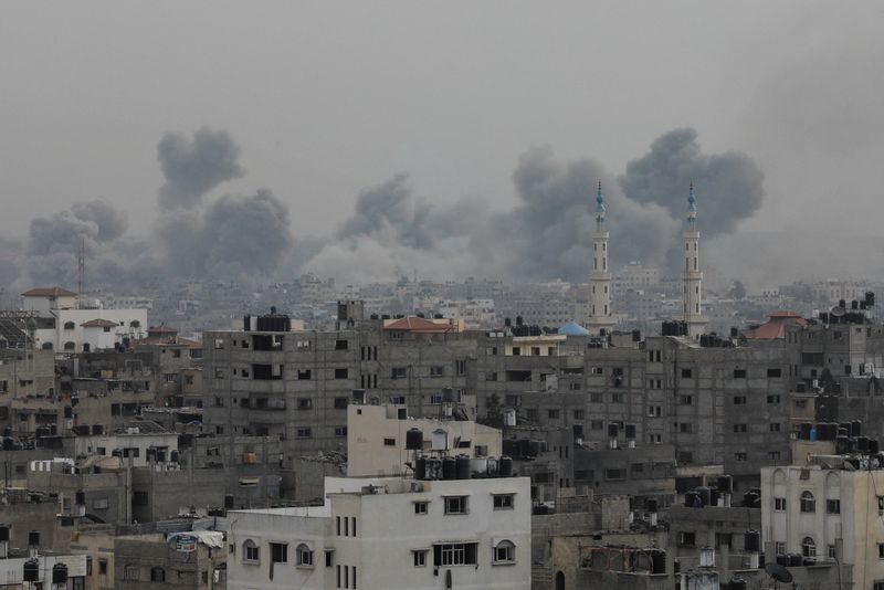 © Reuters. أعمدة من الدخان المتصاعد جراء غارات إسرائيلية في سماء مدينة غزة مع استمرار الصراع بين إسرائيل وحركة المقاومة الإسلامية (حماس) يوم الأحد. تصوير: ياسر قٌديح - رويترز. 