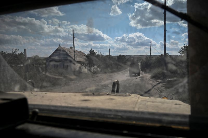 &copy; Reuters. مركبة عسكرية تحمل جنودا تابعين لإحدى الفرق تسير على طريق خلال مهمة استطلاعية بالقرب من باخموت بأوكرانيا في السابع من سبتمبر أيلول 2023 . تصوير