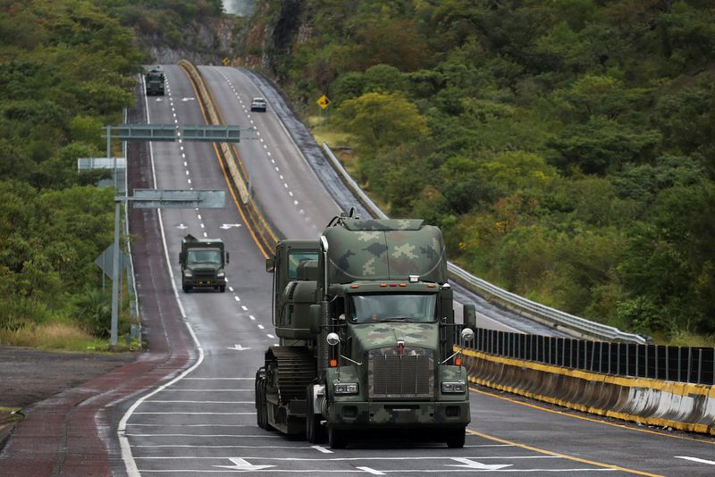 &copy; Reuters. Camiones militares en convoy transportan maquinaria en ruta a Acapulco después del paso del huracán Otis por Acapulco, en el estado mexicano Guerrero, México. 25 de octubre de 2023. REUTERS/Henry Romero