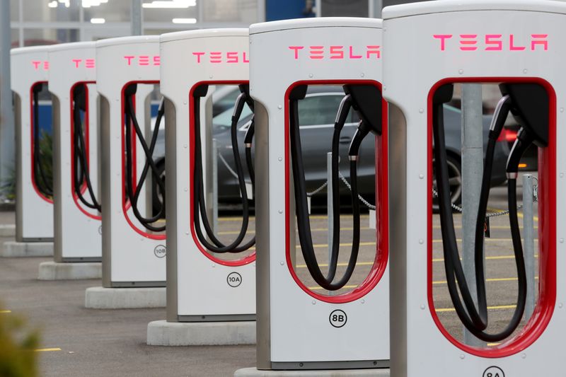 &copy; Reuters. FILE PHOTO: A Tesla Supercharger station is seen in Dietikon, Switzerland October 21, 2020. REUTERS/Arnd Wiegmann
