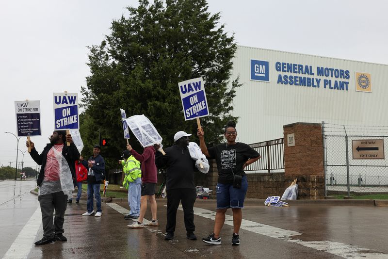 Etats-Unis: Accord salarial chez General Motors, fin de la grève chez les grands constructeurs de Detroit