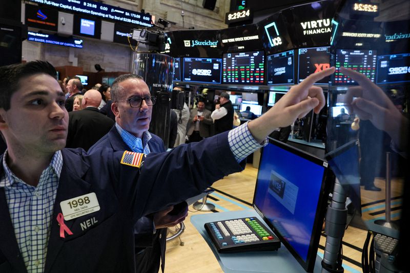 &copy; Reuters. FILE PHOTO: Traders work on the floor at the New York Stock Exchange (NYSE) in New York City, U.S., October 27, 2023.  REUTERS/Brendan McDermid