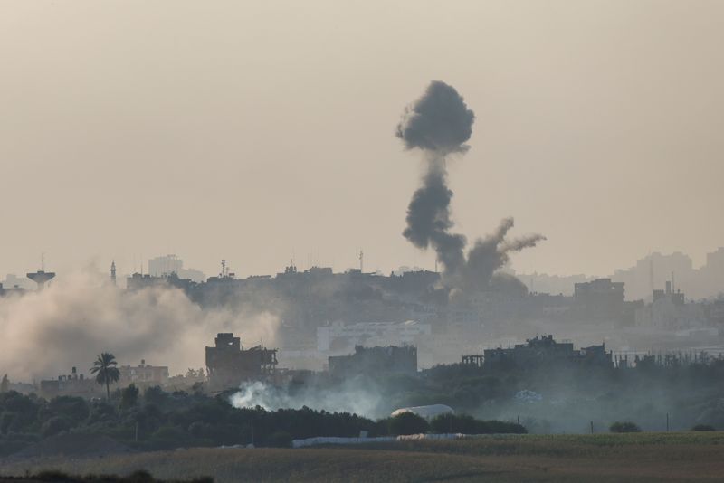 &copy; Reuters. Foto del lunes de humo en Gaza tras un ataque israelí. 
Oct 30, 2023. REUTERS/Amir Cohen