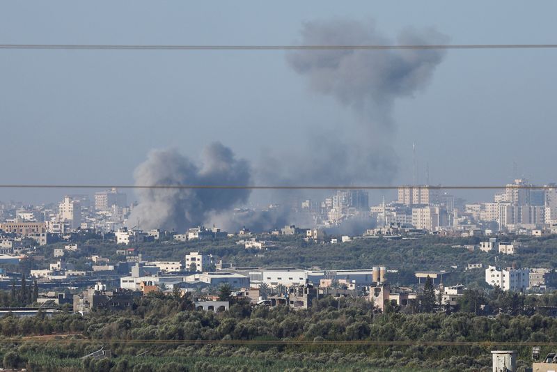 &copy; Reuters. Smoke rises over Gaza, as seen from Israel's border with Gaza, in southern Israel October 30, 2023. REUTERS/Evelyn Hockstein