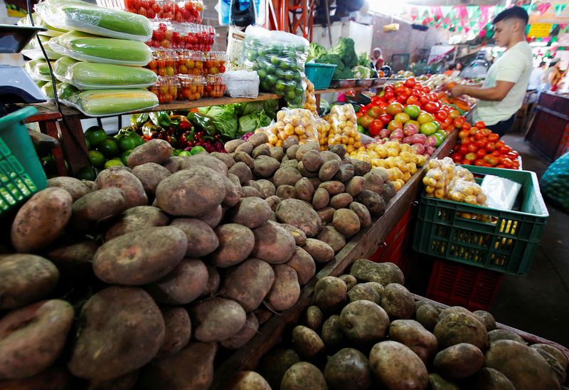 &copy; Reuters. FILE PHOTO: A man buys vegetables and fruits in Cali, Colombia January 4, 2018. Picture taken January 4, 2018. REUTERS/Jaime Saldarriaga