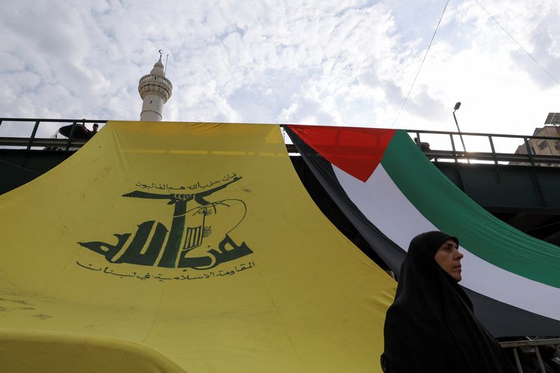 &copy; Reuters. FILE PHOTO: A woman looks on, as Hezbollah supporters protest in solidarity with Palestinians in Gaza, amid the ongoing conflict between Israel and Palestinian Islamist group Hamas, in Beirut, Lebanon, October 27, 2023. REUTERS/Amr Alfiky/File photo