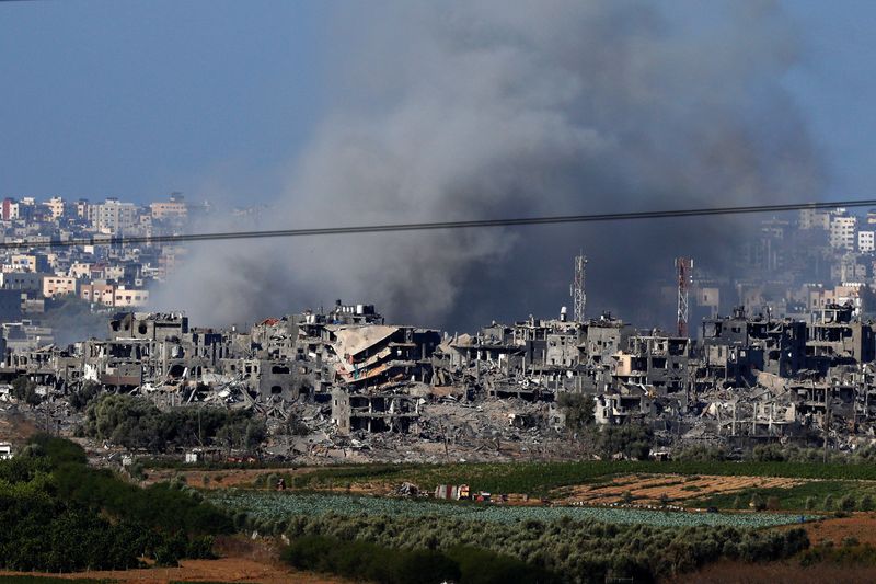 &copy; Reuters. El humo se eleva sobre Gaza, visto desde la frontera de Israel con Gaza, en el sur de Israel. 30 de octubre, 2023. REUTERS/Evelyn Hockstein