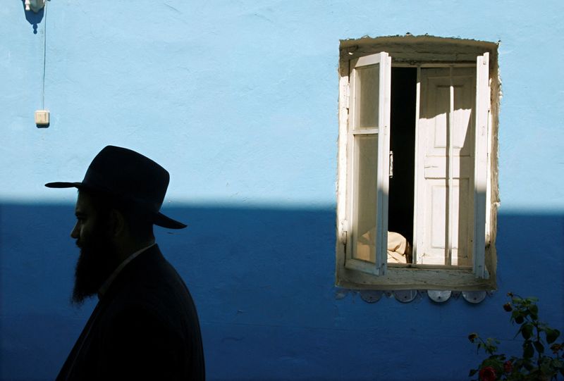 &copy; Reuters. Rabino caminha no pátio de uma sinagoga na antiga cidade de Debent,  no Daguestão
17/08/2007
REUTERS/Thomas Peter (RÚSSIA)