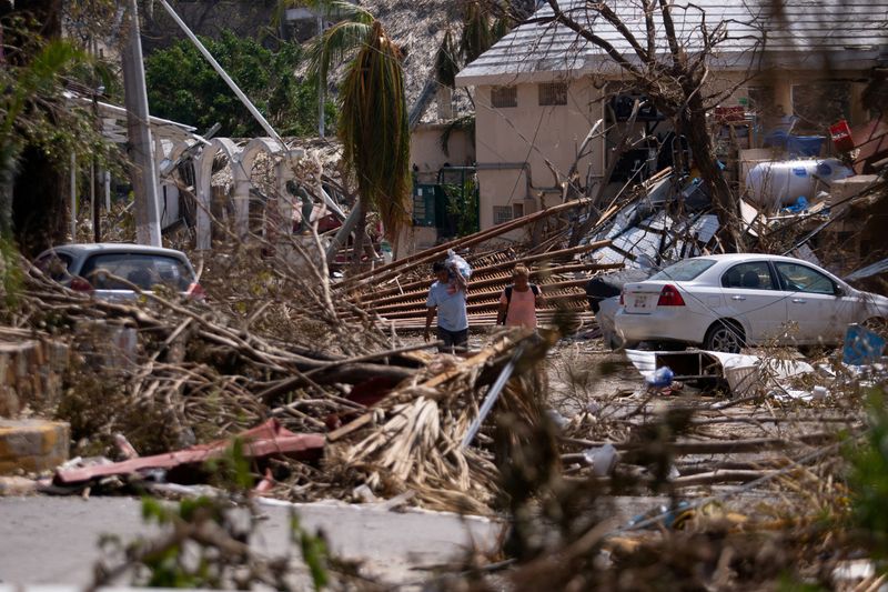 &copy; Reuters. Des décombres et des arbres endommagés à la suite de l'ouragan Otis, à Acapulco, au Mexique. /Photo prise le 29 octobre 2023/REUTERS/Quetzalli Nicte-Ha