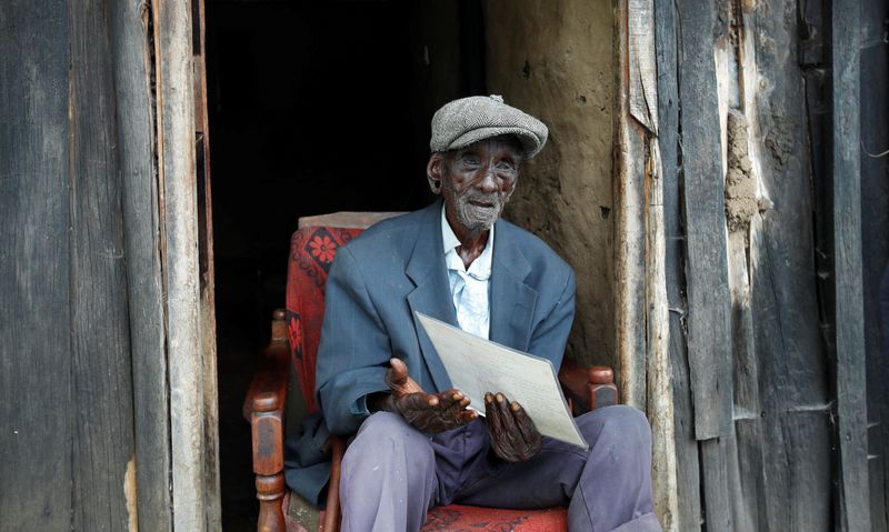 &copy; Reuters. Kibore Cheruiyot Ngasura, que está entre os que acusam o governo colonial britânico de os expulsar das suas terras, em sua casa
25/10/2023
REUTERS/Monicah Mwangi