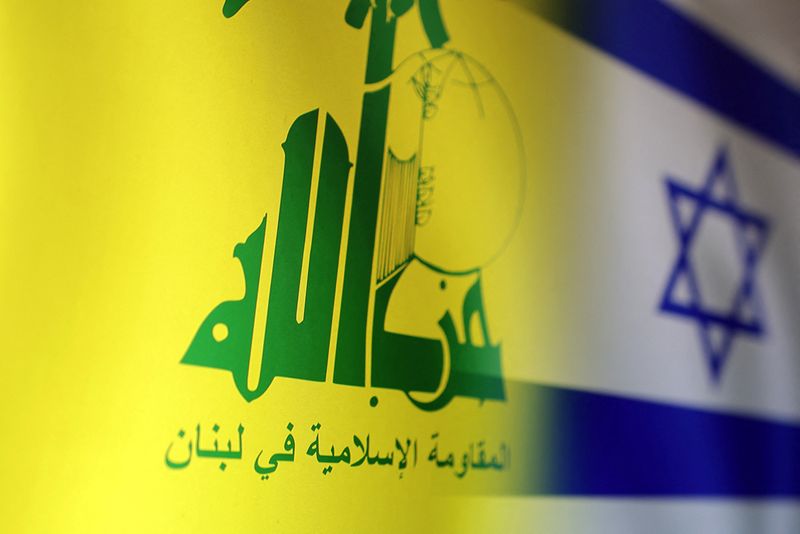 &copy; Reuters. العلم الإسرائيلي وعلم حزب الله اللبناني في صورة توضيحية لرويترز التقطت يوم 15 أكتوبر تشرين الأول 2023. تصوير: دادو روفيتش - رويترز.