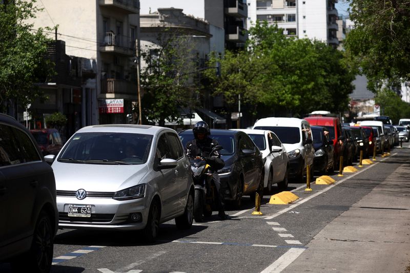 &copy; Reuters. Fila de carros para abastecer em posto de gasolina de Buenos Aires
30/10/2023
REUTERS/Tomas Cuesta
