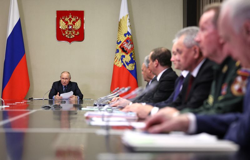 &copy; Reuters. El presidente ruso, Vladímir Putin, preside una reunión de los miembros de su Consejo de Seguridad y del Gobierno y los jefes de los cuerpos de seguridad, en la residencia estatal de Novo-Ogaryovo, a las afueras de Moscú, Rusia, 30 de octubre de 2023. 