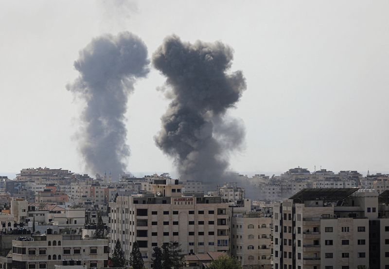 &copy; Reuters. أدخنة تتصاعد جراء قصف إسرائيلي لمدينة غزة يوم الاثنين. تصوير:محمد المصري - رويترز.