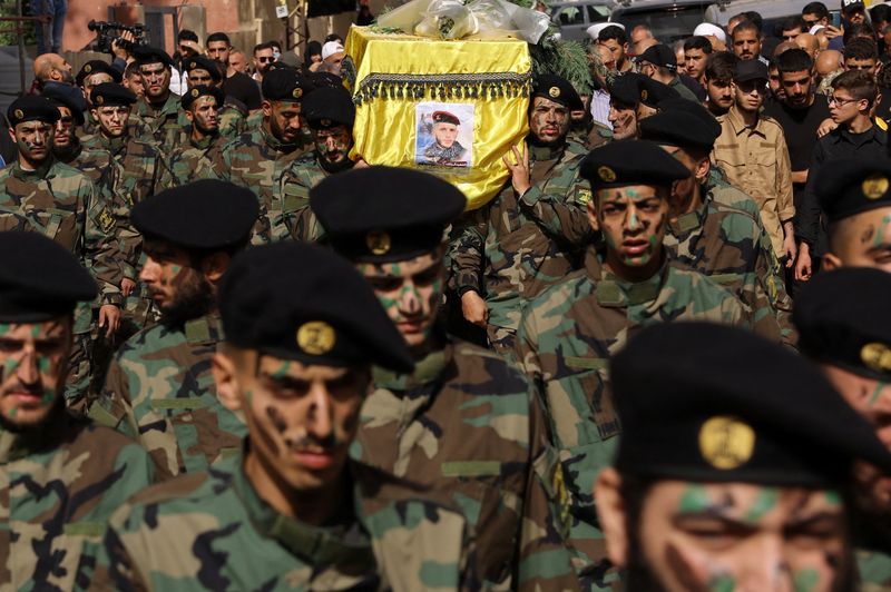 © Reuters. Members of Hezbollah carry the coffin of Hezbollah member Abbas Shuman, who was killed in southern Lebanon amidst tension between Israel and Hezbollah, during his funeral in Baalbek, Lebanon, October 23, 2023. REUTERS/Amr Alfiky