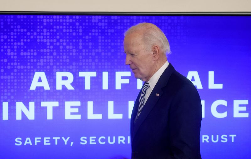 © Reuters. U.S. President Joe Biden walks across the stage to sign an Executive Order about Artificial Intelligence in the East Room at the White House in Washington, U.S., October 30, 2023. REUTERS/Leah Millis