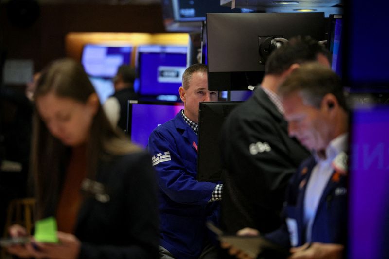 &copy; Reuters. Des traders travaillent à la Bourse de New York. /Photo prise le 23 octobre 2023/REUTERS/Brendan McDermid