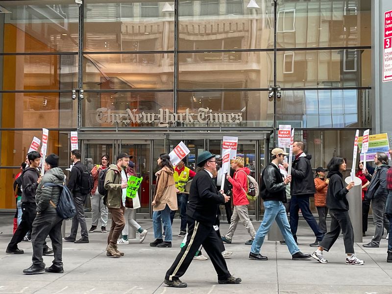 © Reuters. New York Times technology union members walk the picket line outside the company's headquarters, in New York City, U.S., October 30, 2023. REUTERS/Lananh Nguyen