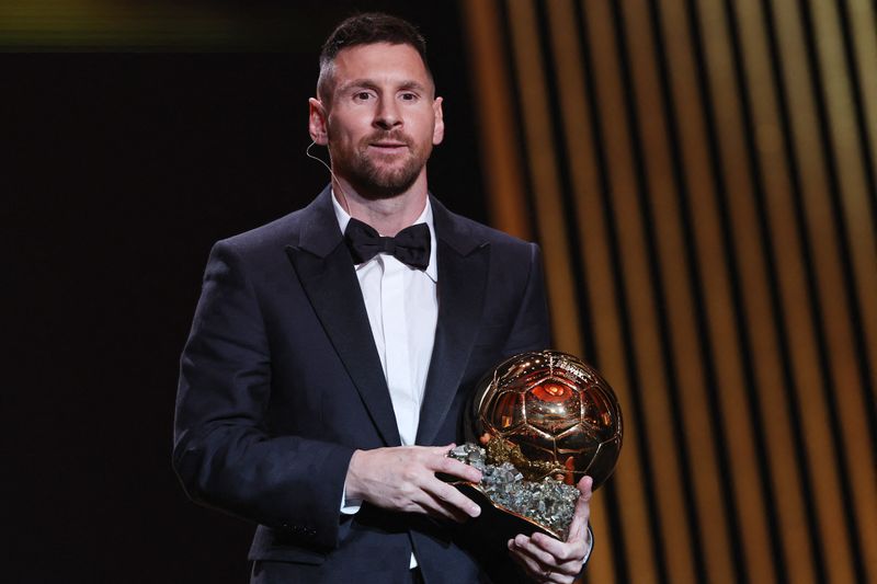 © Reuters. Fútbol - Balón de Oro 2023 - Teatro Chatelet, París, Francia - 30 de octubre de 2023 Lionel Messi, del Inter de Miami, con el Balón de Oro masculino REUTERS/Stephanie Lecocq