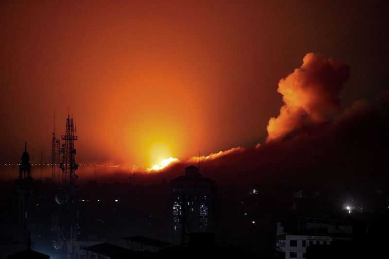 © Reuters. أعمدة الدخان وألسنة اللهب تتصاعد على إثر غارة جوية إسرائيلية على قطاع غزة يوم الاثنين. تصوير: محمد المصري - رويترز 