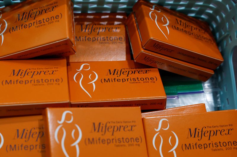 © Reuters. FILE PHOTO: A container holding boxes of Mifepristone, the first medication in a medical abortion, are prepared for patients at Alamo Women's Clinic in Carbondale, Illinois, U.S., April 20, 2023. REUTERS/Evelyn Hockstein/File Photo