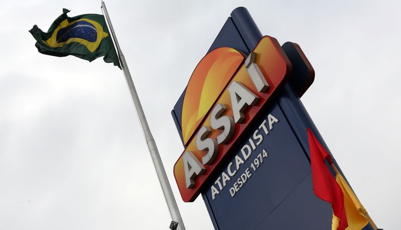 &copy; Reuters. FOTO DE ARCHIVO: El logo de Assai, división de autoservicio mayorista del brasileño GPA SA, aparece junto a la bandera brasileña en Sao Paulo, Brasil. 11 de enero, 2017. REUTERS/Paulo Whitaker/Archivo