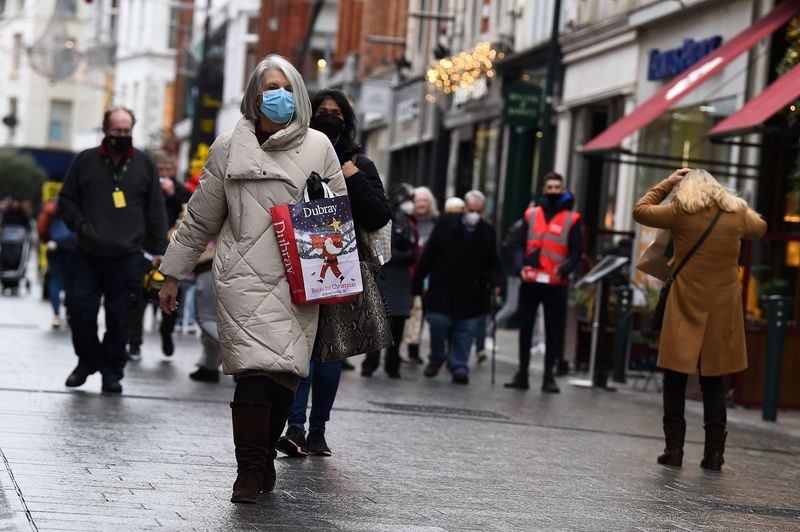 &copy; Reuters. Shoppers in the city centre wear face masks, as the spread of the coronavirus disease (COVID-19) continues in Dublin, Ireland, November 30, 2021. REUTERS/Clodagh Kilcoyne