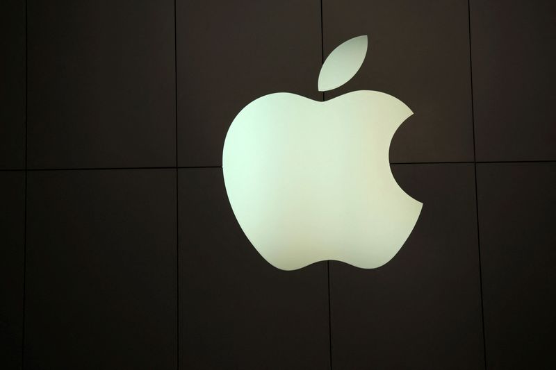 © Reuters. FILE PHOTO: The Apple logo is pictured at the company's flagship retail store in San Francisco, California January 23, 2013. REUTERS/Robert Galbraith/File Photo
