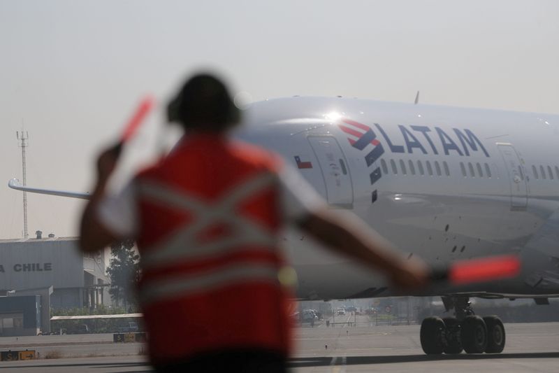 © Reuters. FILE PHOTO: A passenger plane arrives at the Arturo Merino Benitez International Airport, in Santiago, Chile May 26, 2020. REUTERS/Ivan Alvarado/File Photo