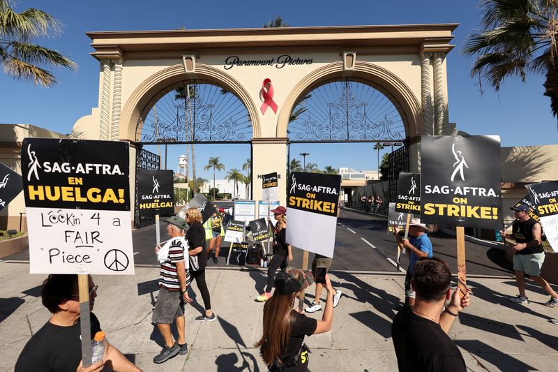 &copy; Reuters. FILE PHOTO: SAG-AFTRA members walk the picket line on the 100th day of their ongoing strike outside Paramount Studios in Los Angeles, California, U.S., October 20, 2023. REUTERS/Mario Anzuoni/File Photo