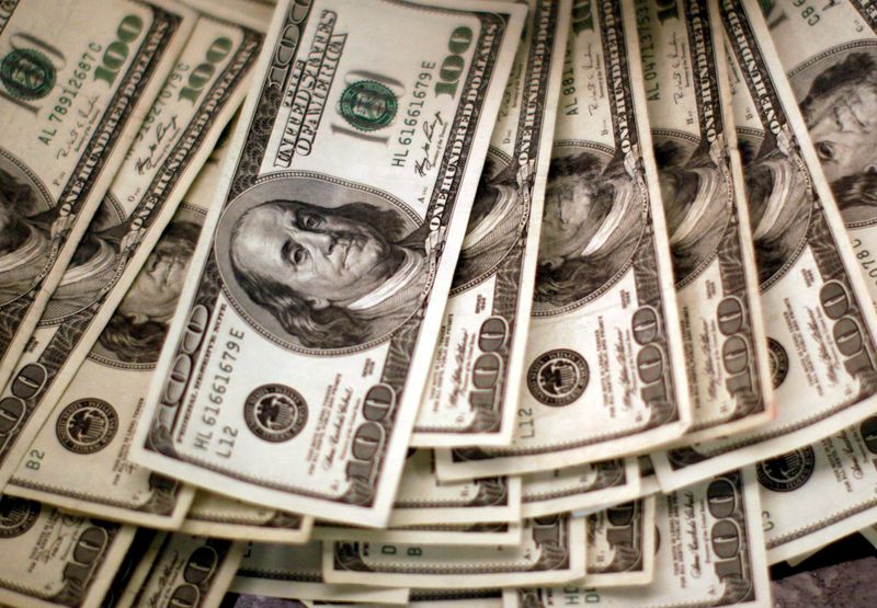 &copy; Reuters. FILE PHOTO: Four thousand U.S. dollars are counted out by a banker counting currency at a bank in Westminster, Colorado November 3, 2009.  REUTERS/Rick Wilking/File Photo