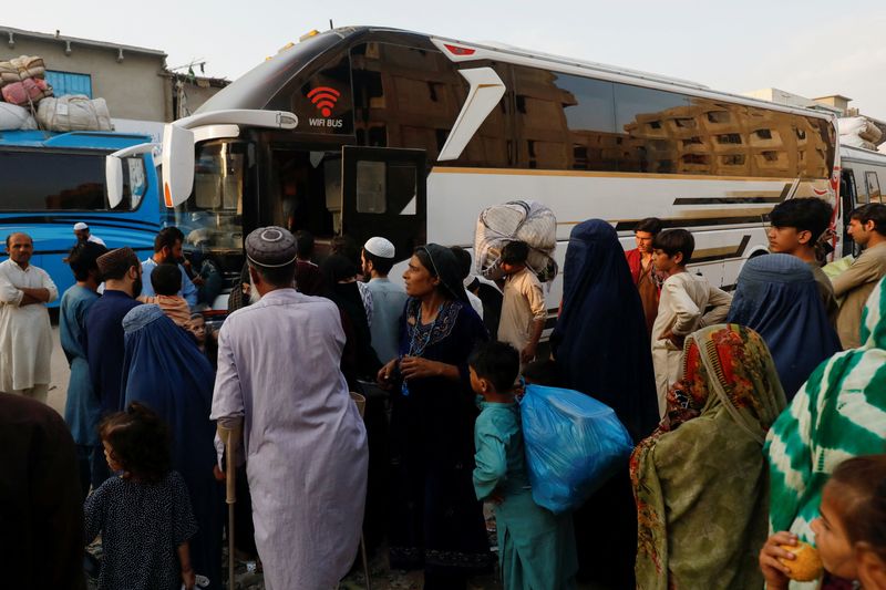 &copy; Reuters. Afghan people gather to board a bus to return home, after Pakistan gave the last warning to undocumented migrants to leave, at a bus stop in Karachi, Pakistan October 25, 2023. REUTERS/Akhtar Soomro