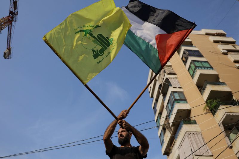 &copy; Reuters. رجل يحمل علمي حزب الله وفلسطين خلال مسيرة لأنصار حزب الله في بيروت للتضامن مع الفلسطينيين في غزة يوم 27 أكتوبر تشرين الأول 2023. تصوير: عمرو الف