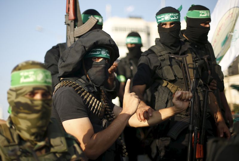 &copy; Reuters. مقاتاون من حركة حماس الفلسطينية في صورة من أرشيف رويترز.