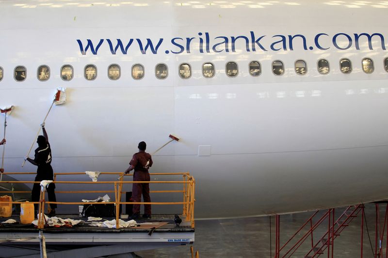 &copy; Reuters. FILE PHOTO: Engineers clean an Airbus 340 at the Sri Lankan Airlines maintenance hangar at the international airport in Katunayake, 30 km (19 miles) north of Colombo, February 10, 2014. Picture taken February 10, 2014. REUTERS/Dinuka Liyanawatte/File Phot