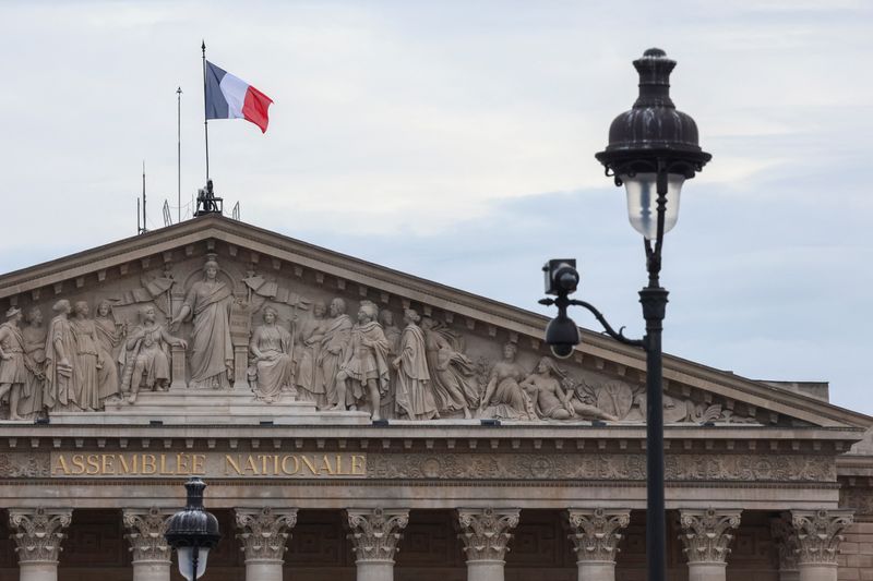 &copy; Reuters. Una bandiera francese sventola sull'Assemblea nazionale, a Parigi, Francia. REUTERS/Yves Herman