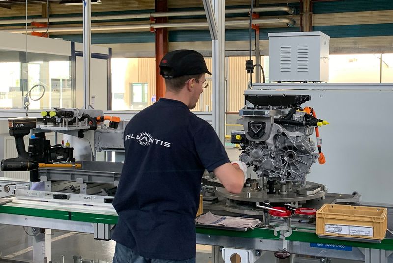 © Reuters. A Stellantis employee works on the e-GMP electric engine assembly line at the carmaker Stellantis engines factory in Tremery near Metz, France, June 29, 2022. REUTERS/Gilles Guillaume