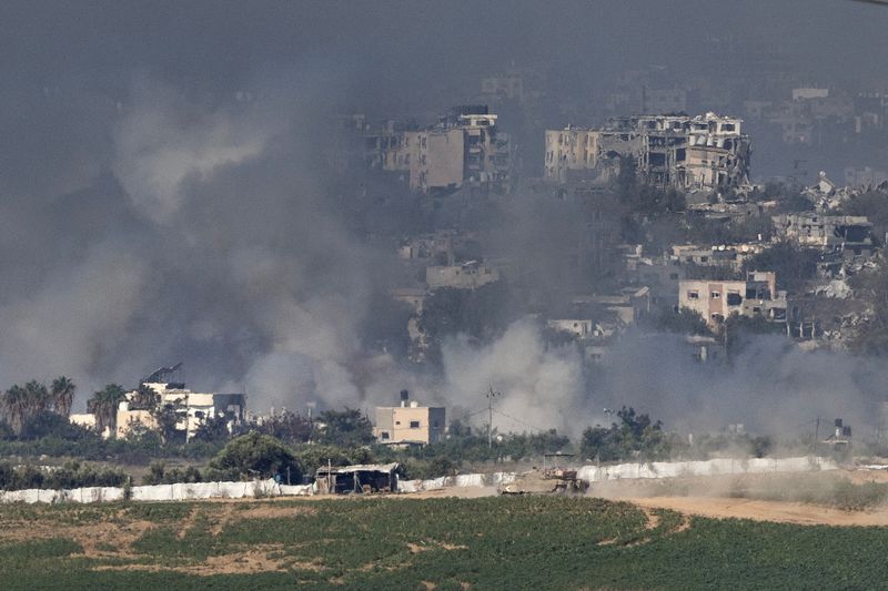 &copy; Reuters. Un tanque israelí maniobra en el interior de la Franja de Gaza, visto desde Israel. 31 de octubre de 2023. REUTERS/Evelyn Hockstein