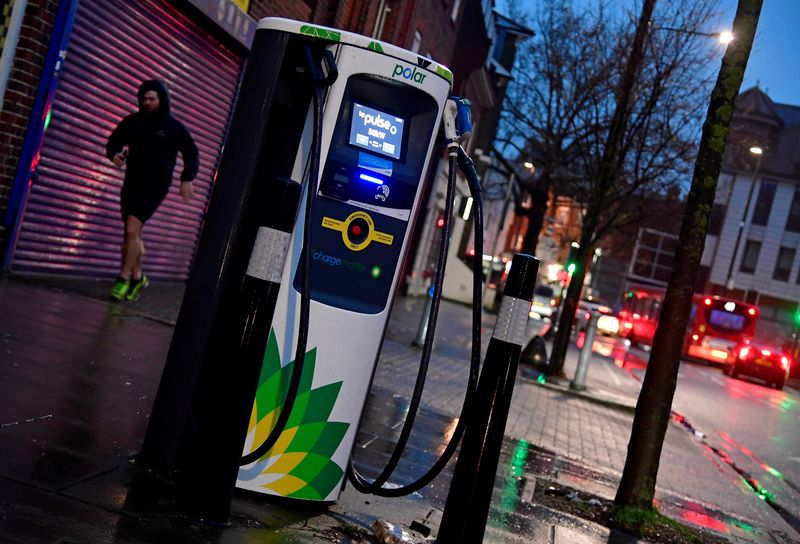 © Reuters. A man runs past a BP (British Petroleum) EV (Electric Vehicle) charge point in London, Britain, January 30, 2021. Picture taken January 30, 2021. REUTERS/Toby Melville