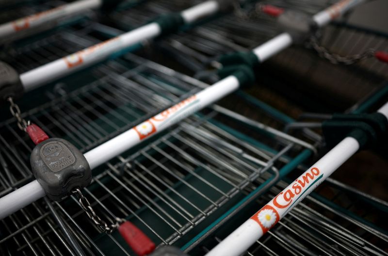 © Reuters. A logo of French retailer?Casino?is pictured on a shopping trolley outside a?Casino?supermarket in Nantes, France, May 10, 2023. REUTERS/Stephane Mahe/File Photo