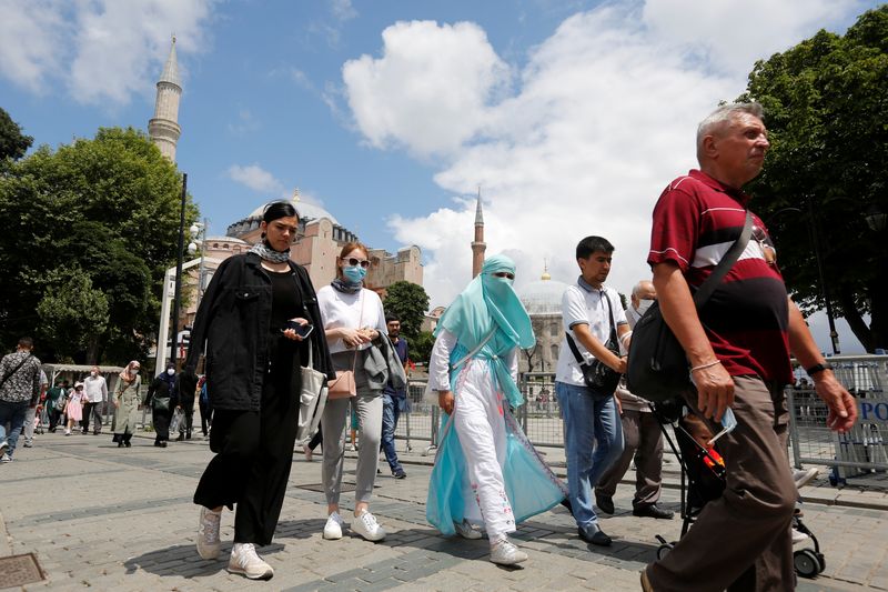 &copy; Reuters. سياح يزورن أسطنبول في صورة من أرشيف رويترز.