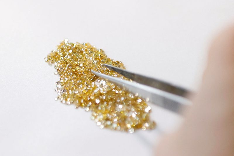 © Reuters. Fancy intense yellow diamonds are seen at the diamond exchange in Antwerp as the G7 weighs a ban on Russian diamond imports to reduce revenues for Moscow's war in Ukraine, Antwerp, Belgium, October 30, 2023. REUTERS/Johanna Geron