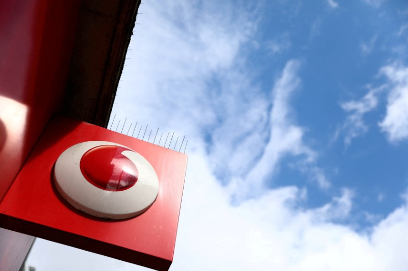 &copy; Reuters. FOTO DE ARCHIVO. Un cartel de la marca en una tienda de Vodafone en Londres, Reino Unido. 16 de mayo de 2017. REUTERS/Neil Hall