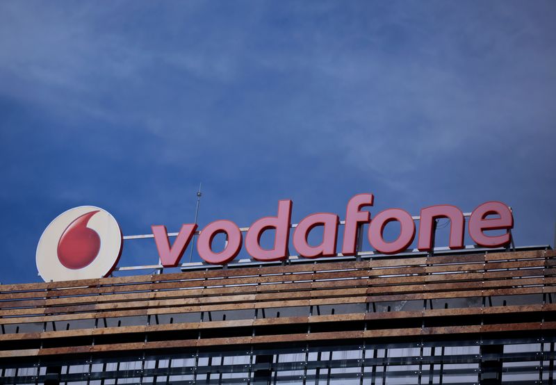 &copy; Reuters. FOTO DE ARCHIVO. El logo de Vodafone en la parte superior de un edificio en las afueras de Madrid, España. 13 de abril de 2016. REUTERS/Andrea Comas