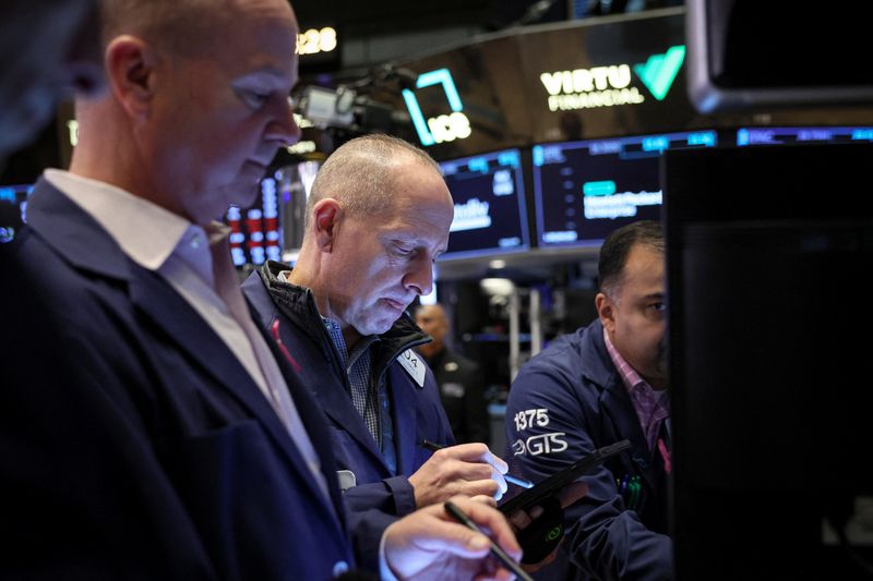 &copy; Reuters. Traders work on the floor of the New York Stock Exchange (NYSE) in New York City, U.S., October 20, 2023.  REUTERS/Brendan McDermid