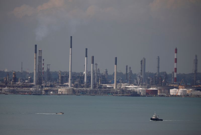 &copy; Reuters. FILE PHOTO: A view of Shell's Pulau Bukom refinery in Singapore November 17, 2020.  REUTERS/Edgar Su/File Photo